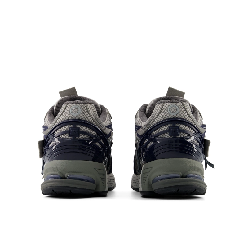 ZAPATILLAS URBANAS UNISEX NEW BALANCE 1906 W GRIS/NEGRA - 6