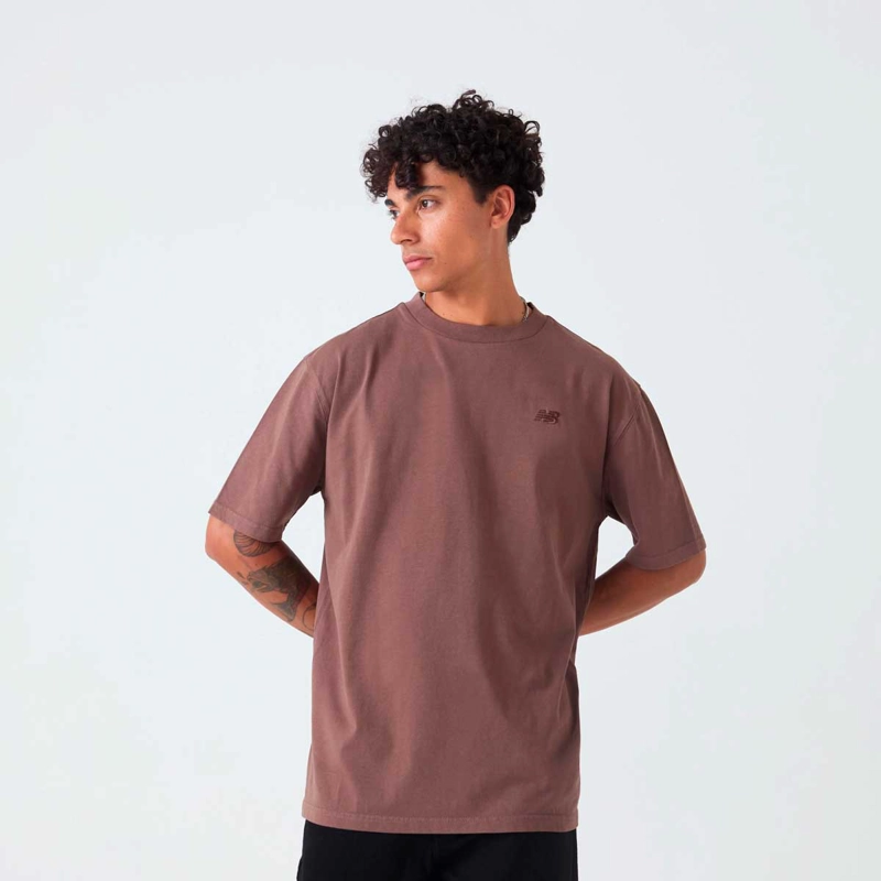 NEW BALANCE POLERA LIFESTYLE HOMBRE NEW BALANCE ATHLETICS COTTON CAFE