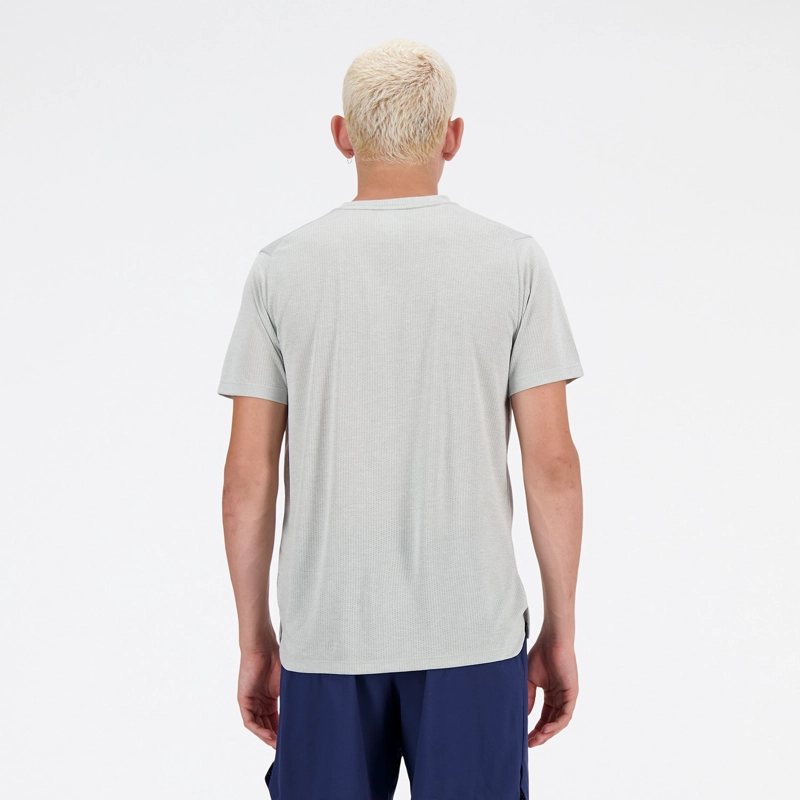 POLERA RUNNING HOMBRE NEW BALANCE ATHLETICS T-SHIRT GRIS - 2