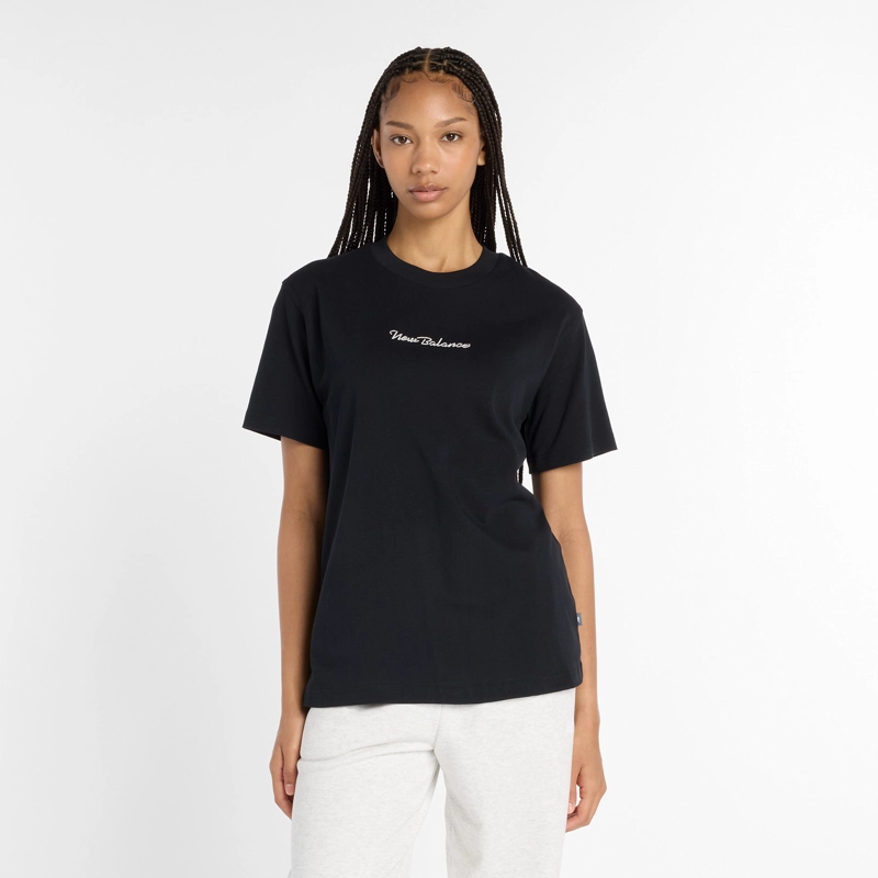 NEW BALANCE POLERA LIFESTYLE MUJER NEW BALANCE ATHLETICS SCRIPT NEGRA