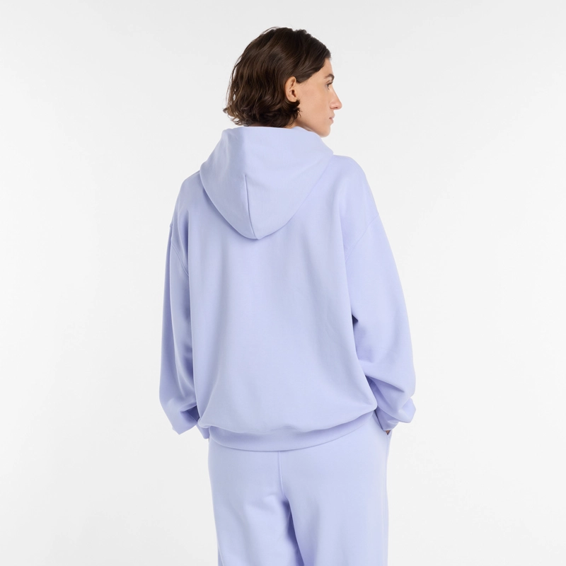 POLERON LIFESTYLE MUJER NEW BALANCE FLEECE HOODIE CELESTE - 2
