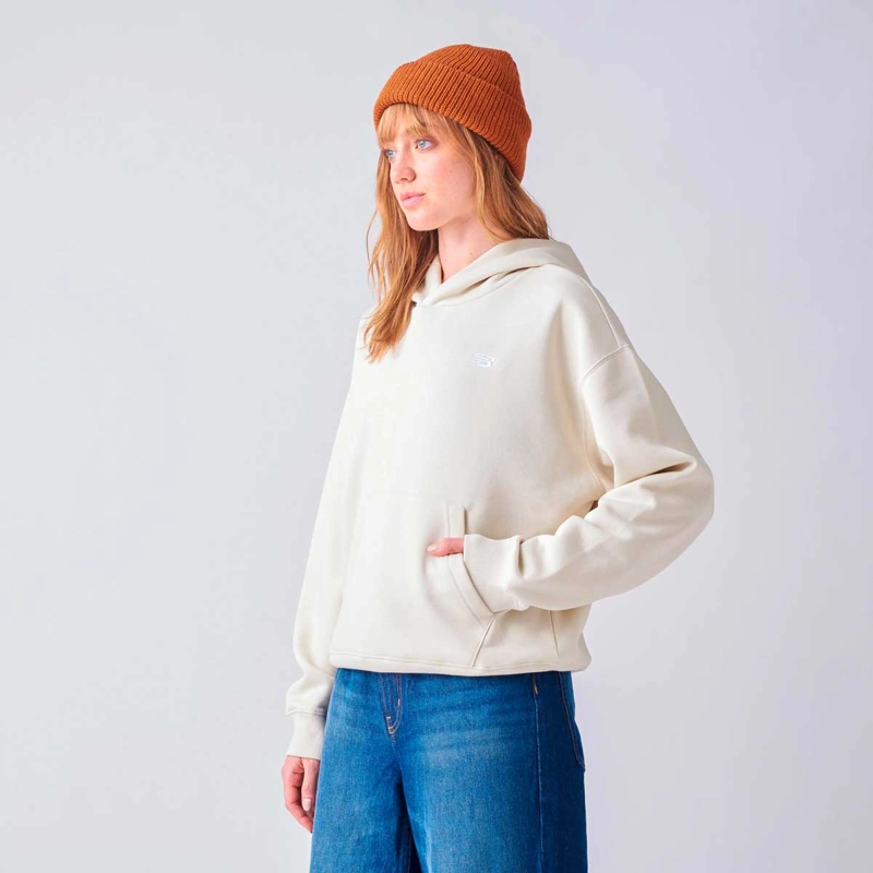 POLERON LIFESTYLE MUJER NEW BALANCE ESSENTIALS FLEECE BEIGE - 3