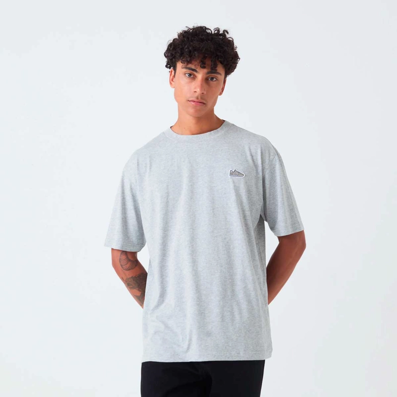 NEW BALANCE POLERA LIFESTYLE HOMBRE NEW BALANCE ATHLETICS 574 PATCH GRIS