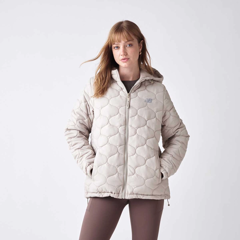 PARKA OUTDOOR MUJER NEW BALANCE SPORT ESSENTIALS QUILT BEIGE - 1