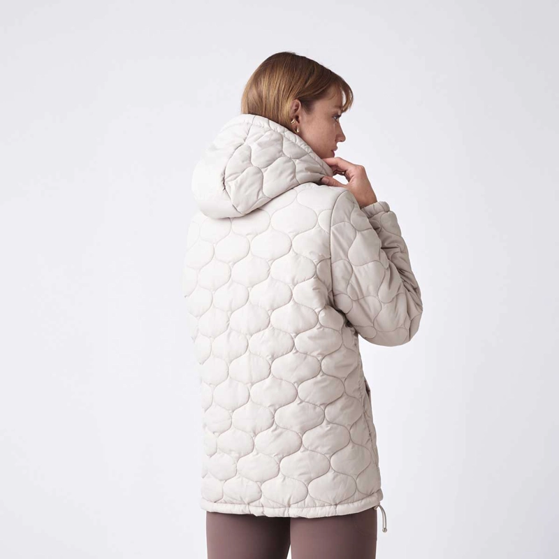 PARKA OUTDOOR MUJER NEW BALANCE SPORT ESSENTIALS QUILT BEIGE - 2