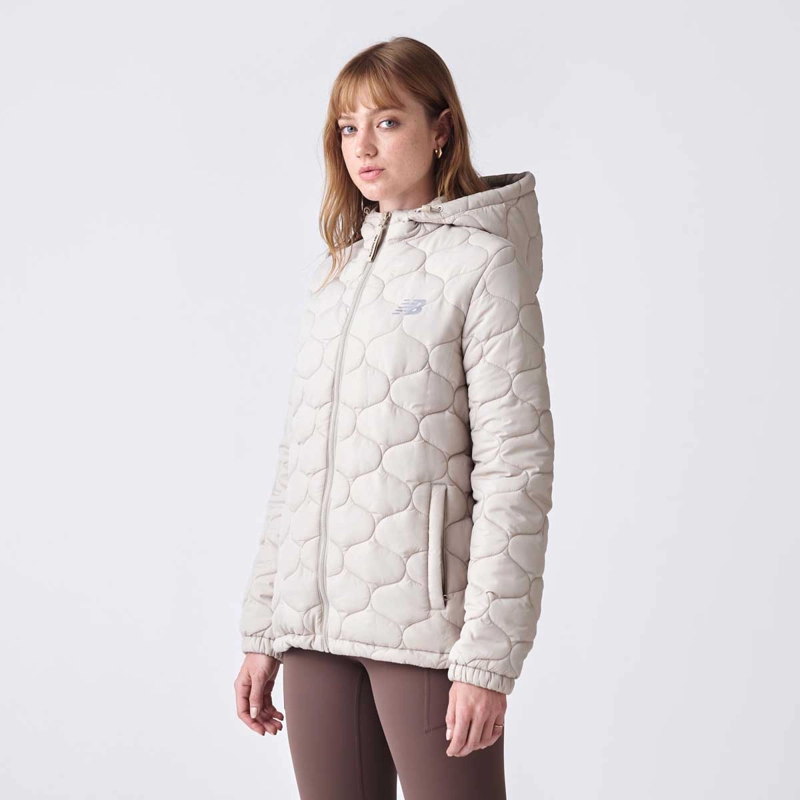PARKA OUTDOOR MUJER NEW BALANCE SPORT ESSENTIALS QUILT BEIGE - 3