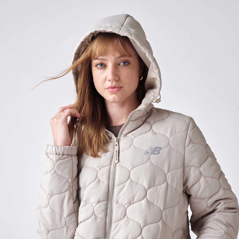 PARKA OUTDOOR MUJER NEW BALANCE SPORT ESSENTIALS QUILT BEIGE - 4