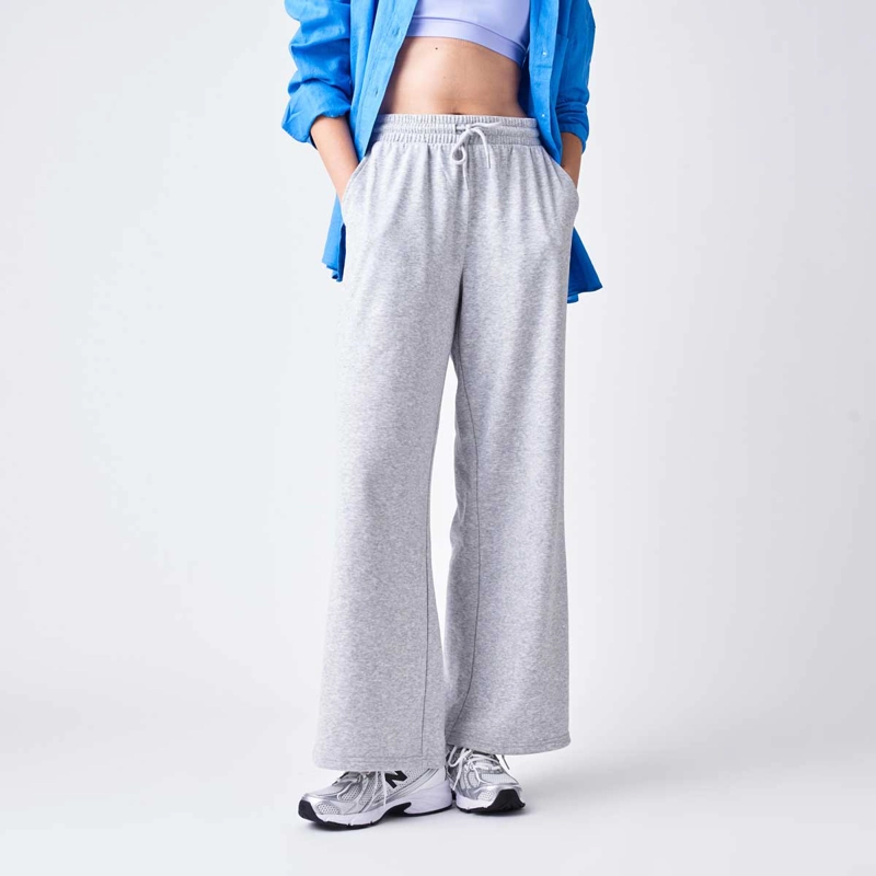 PANTALON LIFESTYLE MUJER NEW BALANCE COASTAL FLEECE GRIS - 1