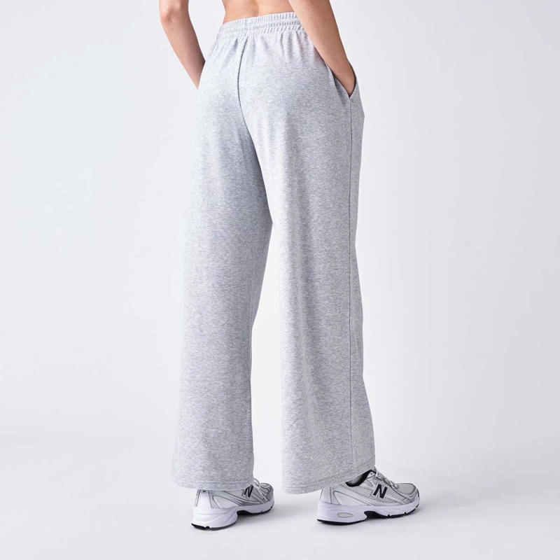 PANTALON LIFESTYLE MUJER NEW BALANCE COASTAL FLEECE GRIS - 2
