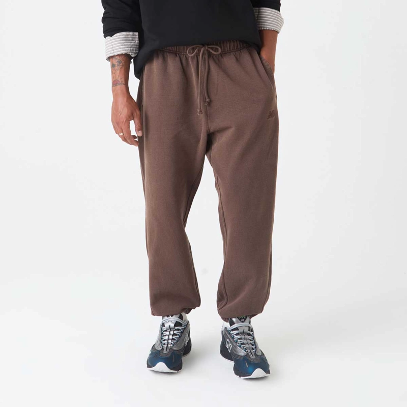PANTALON LIFESTYLE HOMBRE NEW BALANCE ATHLETICS JOGGER CAFE - 1