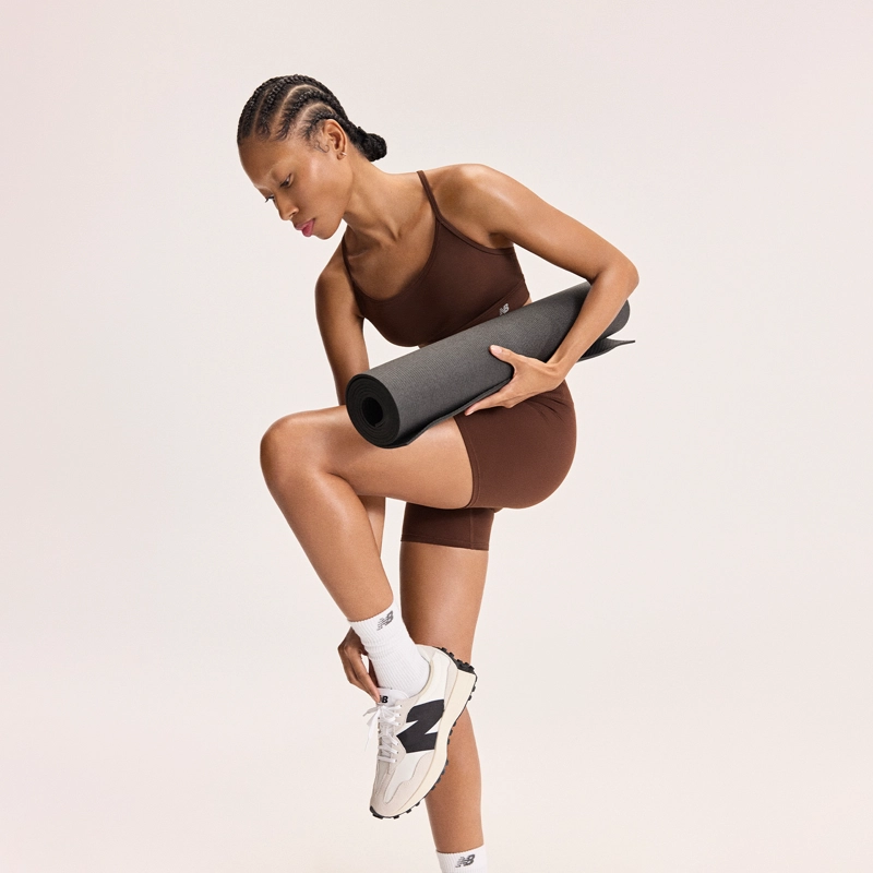 PETO RUNNING MUJER NEW BALANCE ESSENTIALS BRA CAFE - 1