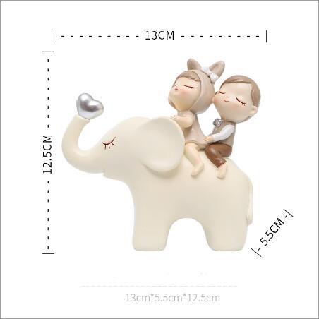 PAREJA DE NIÑOS SENTADOS EN ELEFANTE BLANCO - 1