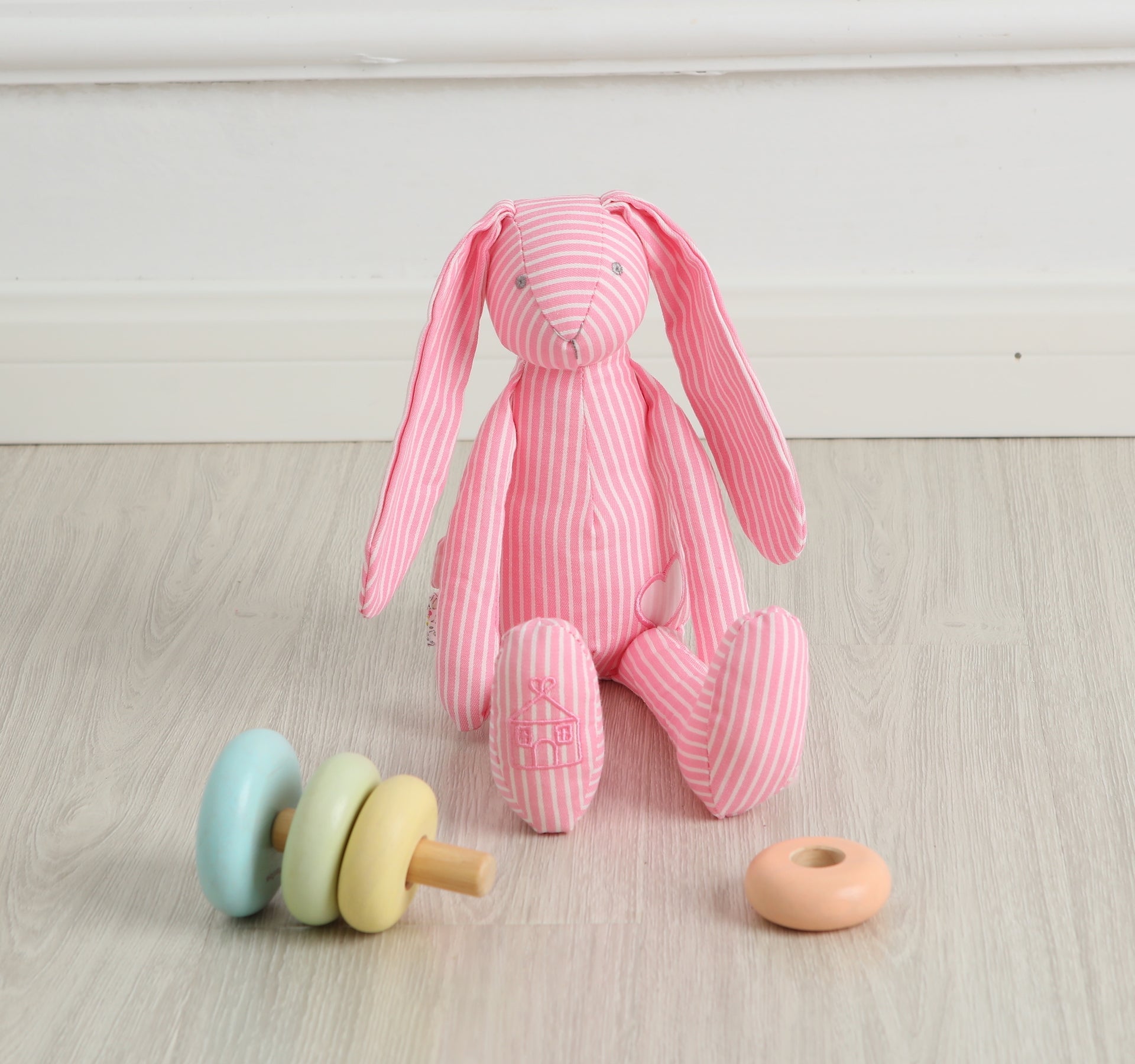 PELUCHE CONEJA ROSADA DE LINO A RAYAS CON CASCABEL - 1