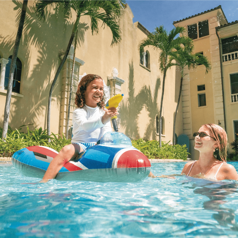 FLOTADOR INFLABLE INTEX AVION CON PISTOLA DE AGUA 117X104 CM JET FIGHTER RIDE ON ROJO - 2