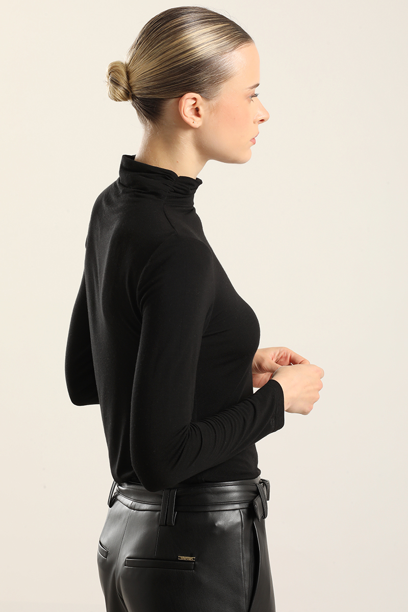 TOP, CUELLO SUBIDO, NEGRO LIOLA - 2