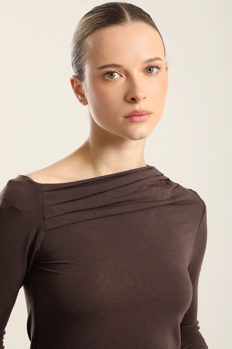 TOP ESCOTE ASIMETRICO, CHOCOLATE LIOLA - 3