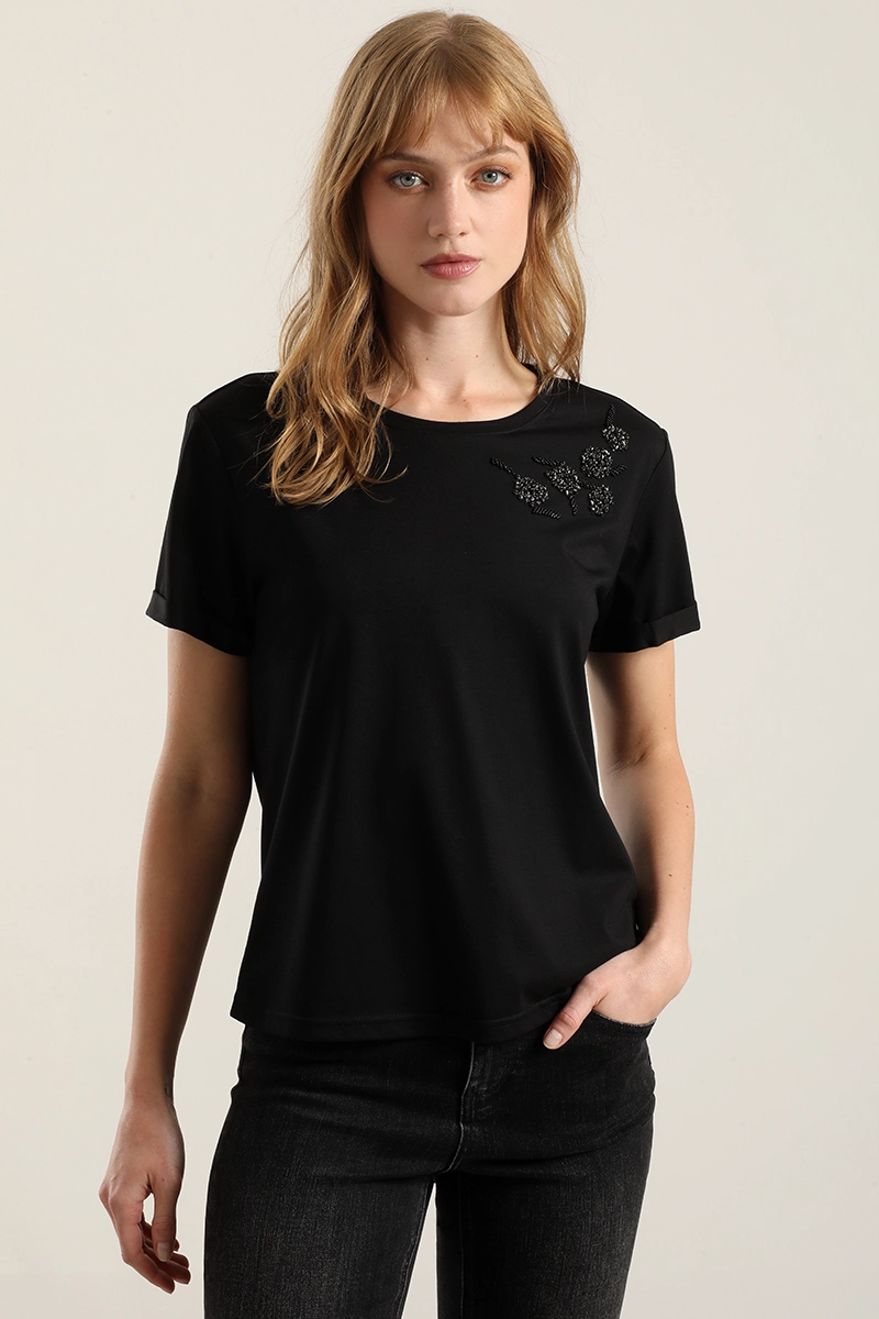 POLERA APLICACION FLOR JOYA, NEGRO LIOLA - 1
