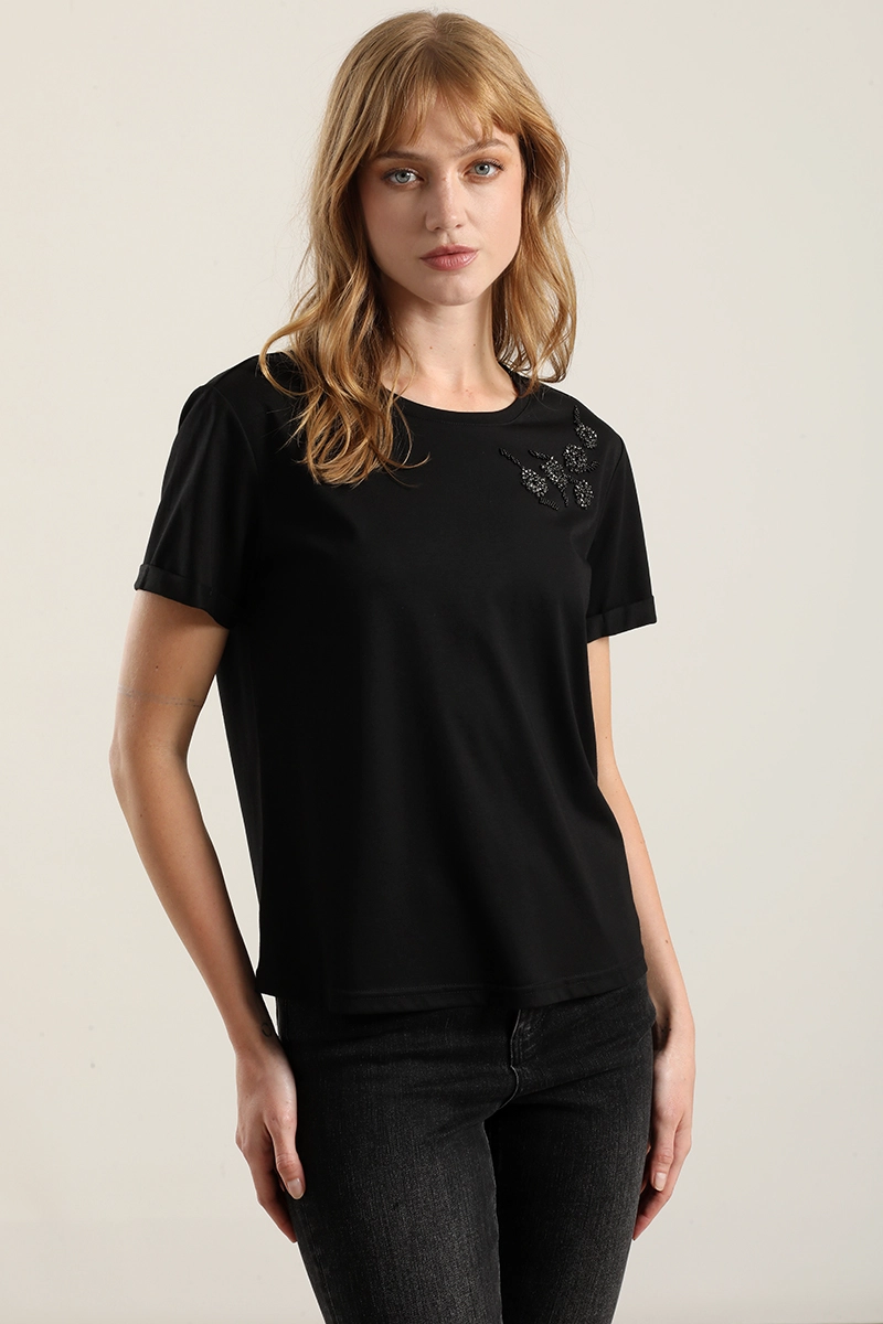 POLERA APLICACION FLOR JOYA, NEGRO LIOLA - 4