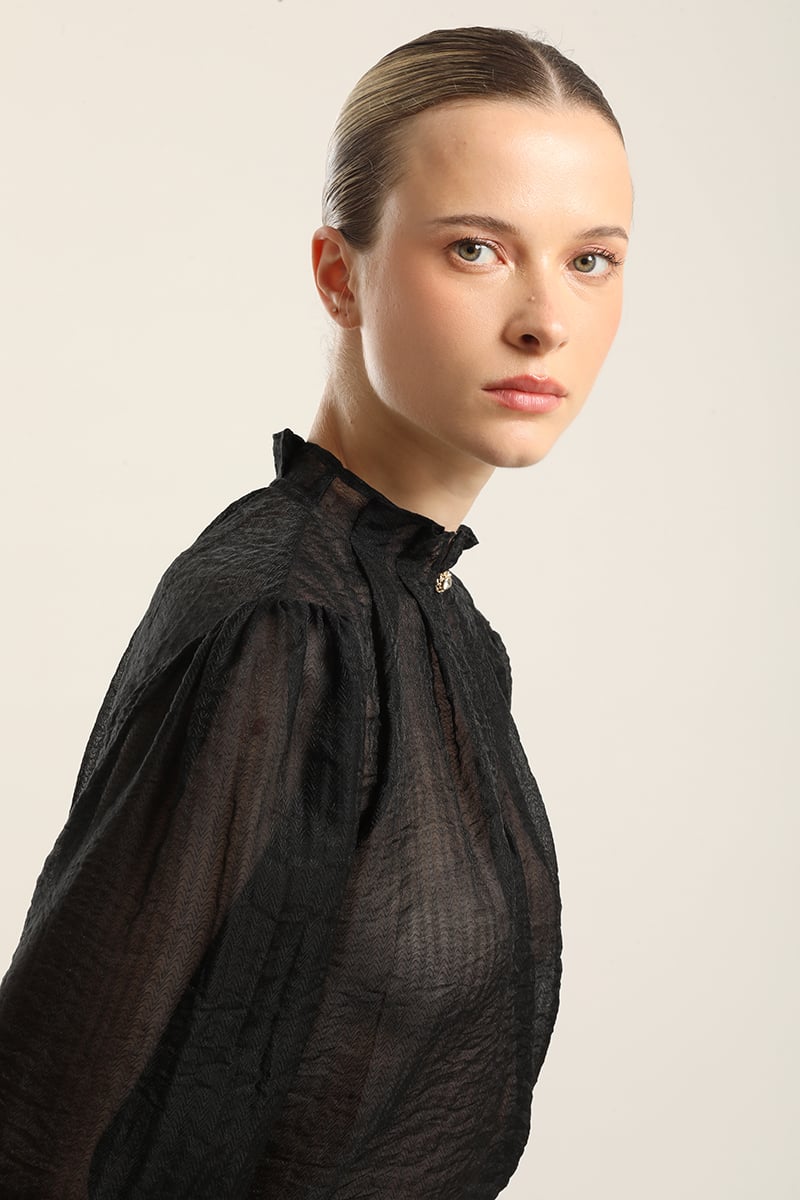 BLUSA SEMI TRASPARENTE, BOTON JOYA, NEGRO LIOLA - 3