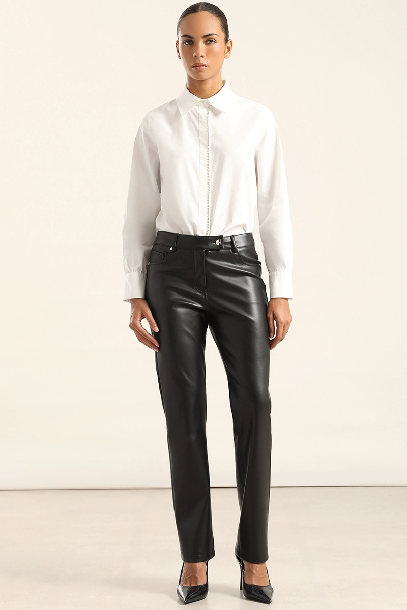 PANTALON SLIM, TIRO MEDIO, EFECTO CUERO, NEGRO LIOLA - 1
