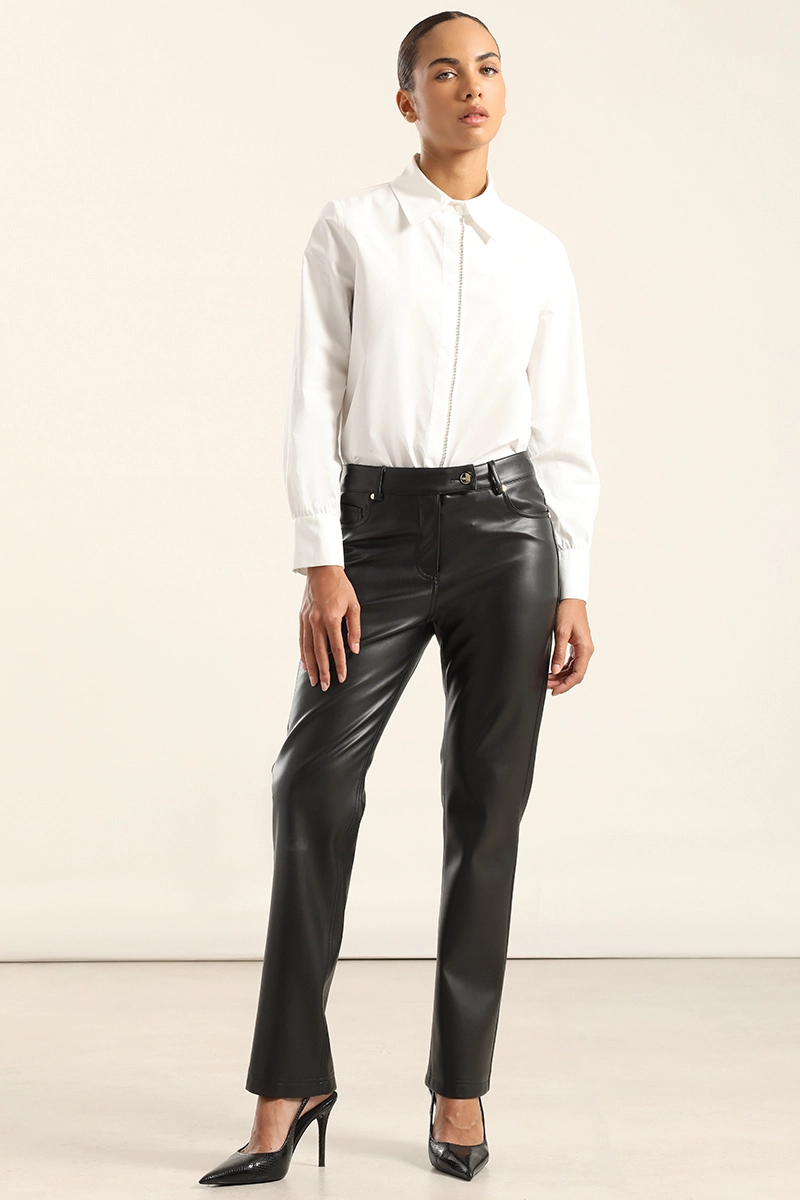 PANTALON SLIM, TIRO MEDIO, EFECTO CUERO, NEGRO LIOLA - 2