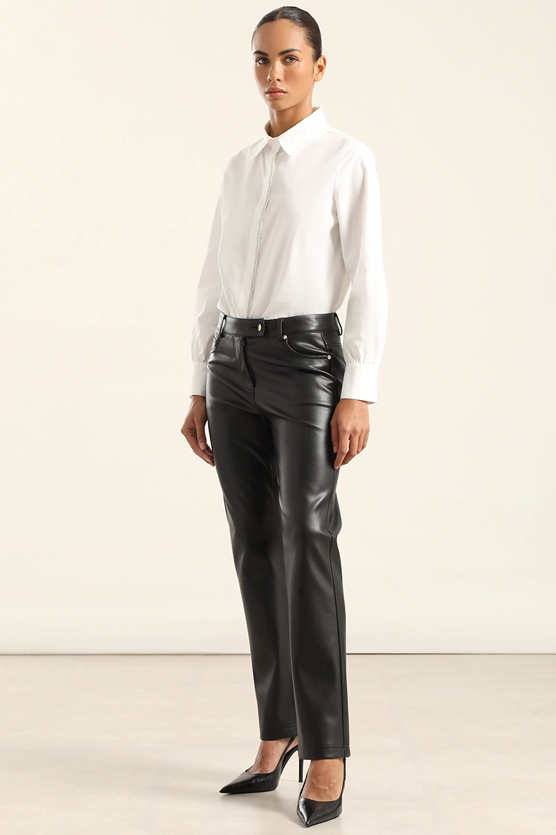 PANTALON SLIM, TIRO MEDIO, EFECTO CUERO, NEGRO LIOLA - 4