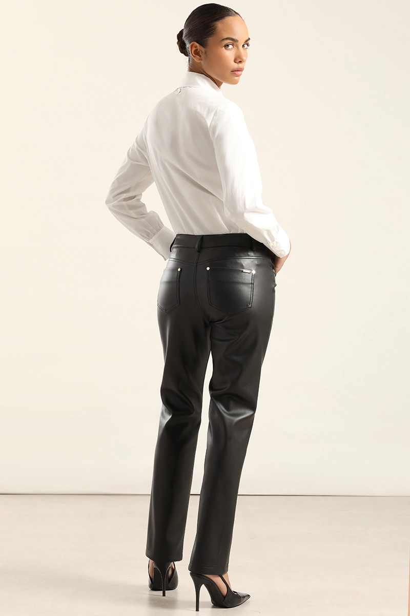 PANTALON SLIM, TIRO MEDIO, EFECTO CUERO, NEGRO LIOLA - 6