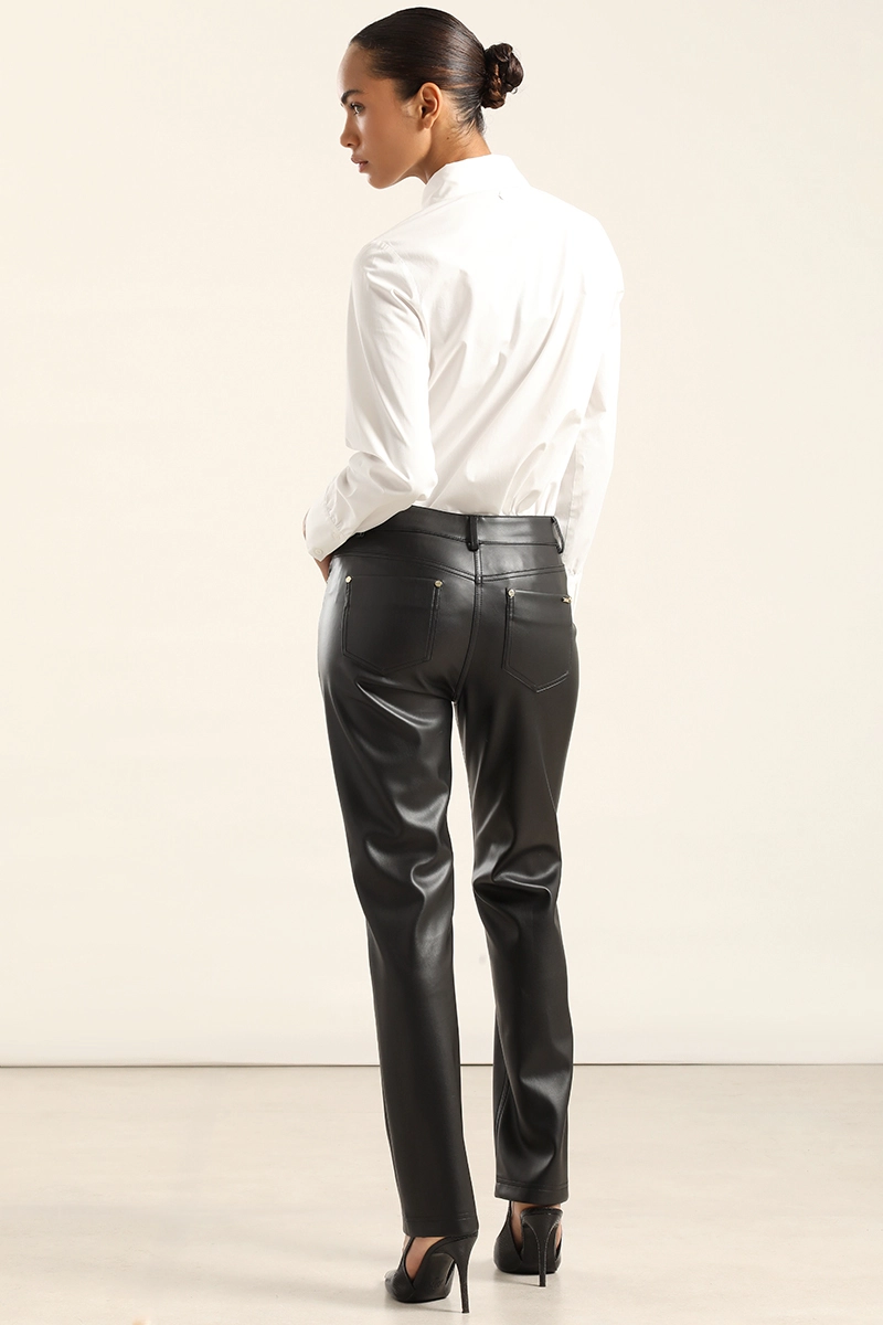 PANTALON SLIM, TIRO MEDIO, EFECTO CUERO, NEGRO LIOLA - 7