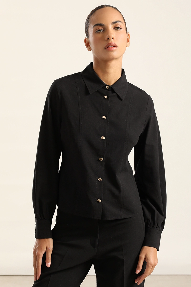 BLUSA ENTALLADA, BOTON FANTASIA, NEGRO LIOLA - 1