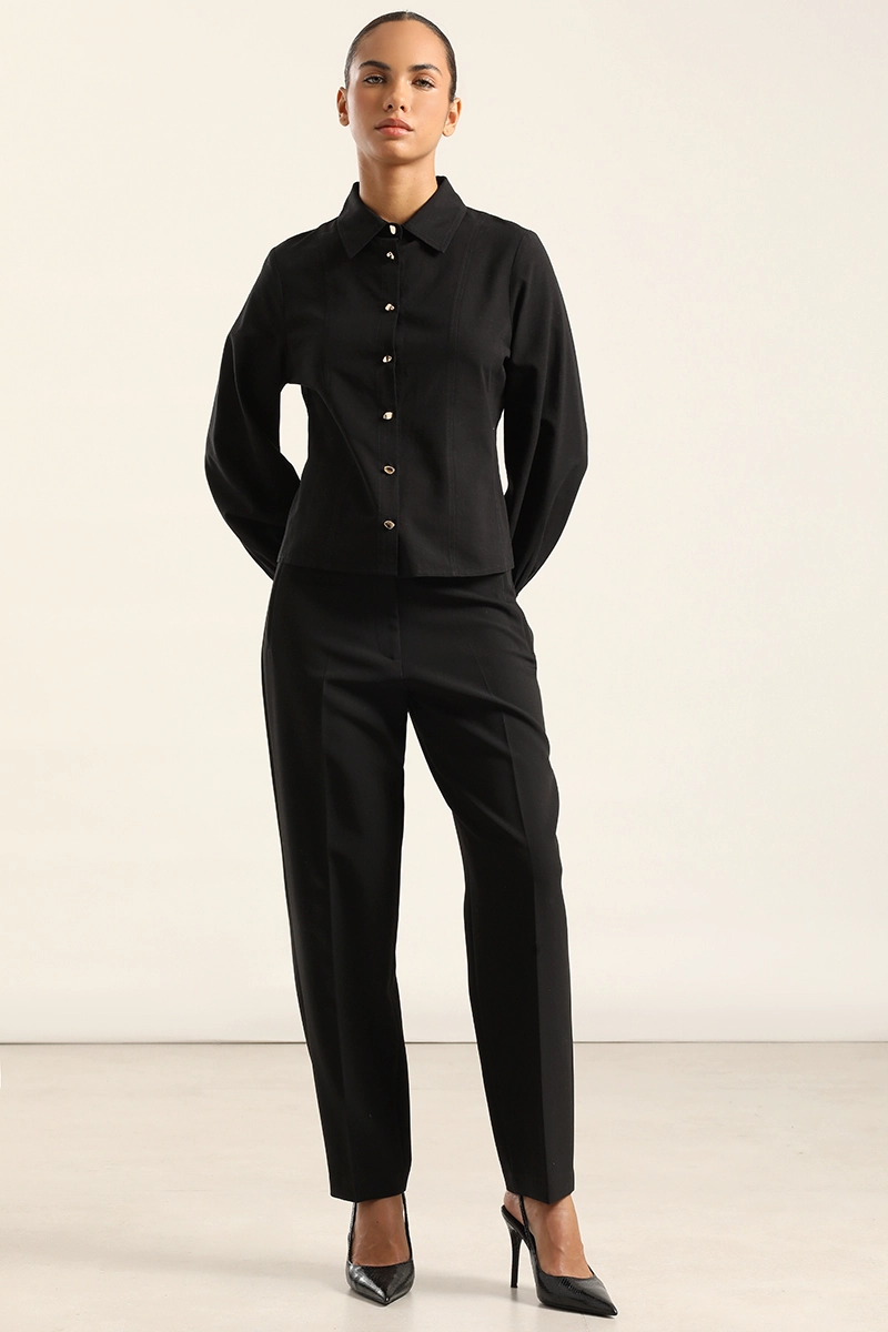 BLUSA ENTALLADA, BOTON FANTASIA, NEGRO LIOLA - 2