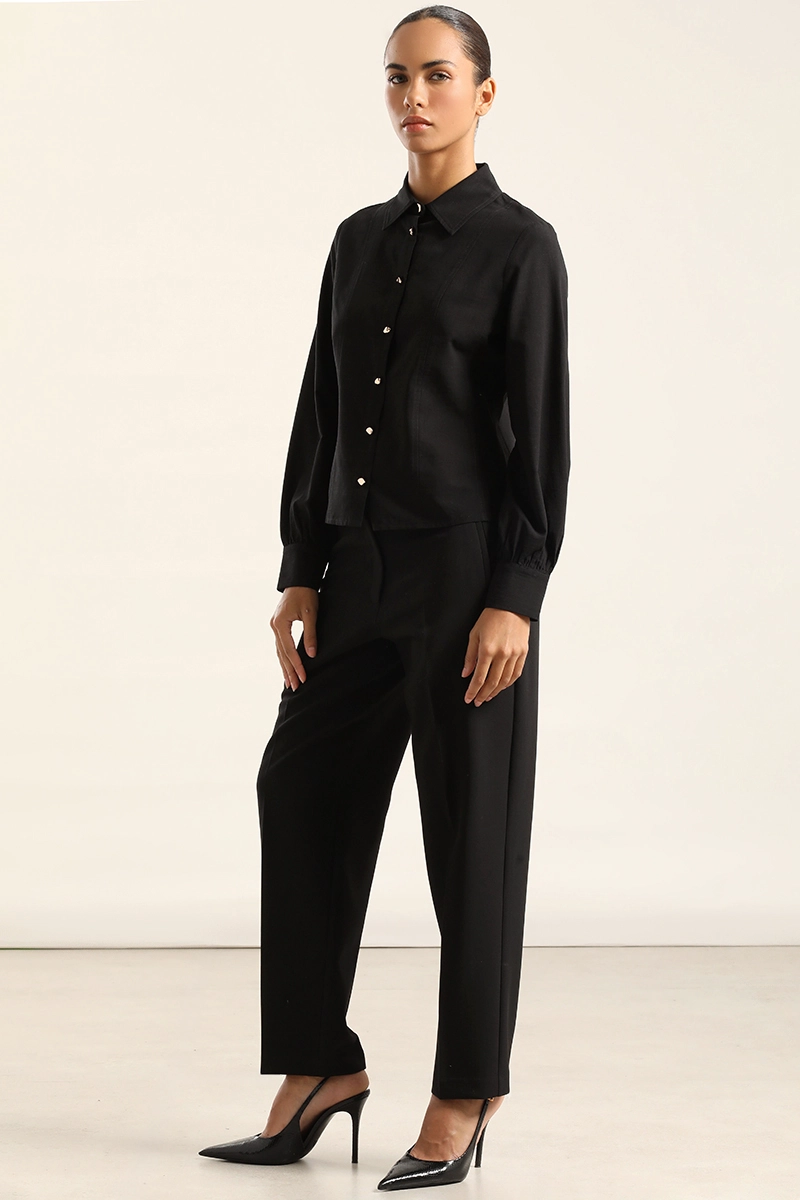 BLUSA ENTALLADA, BOTON FANTASIA, NEGRO LIOLA - 3