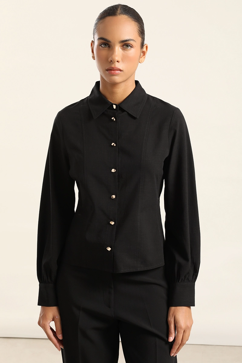 BLUSA ENTALLADA, BOTON FANTASIA, NEGRO LIOLA - 4
