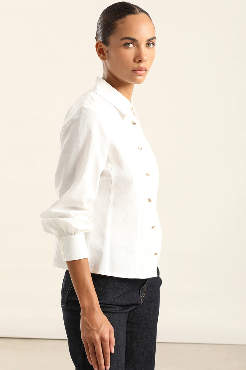 BLUSA ENTALLADA, BOTON FANTASIA, CRUDO LIOLA - 5