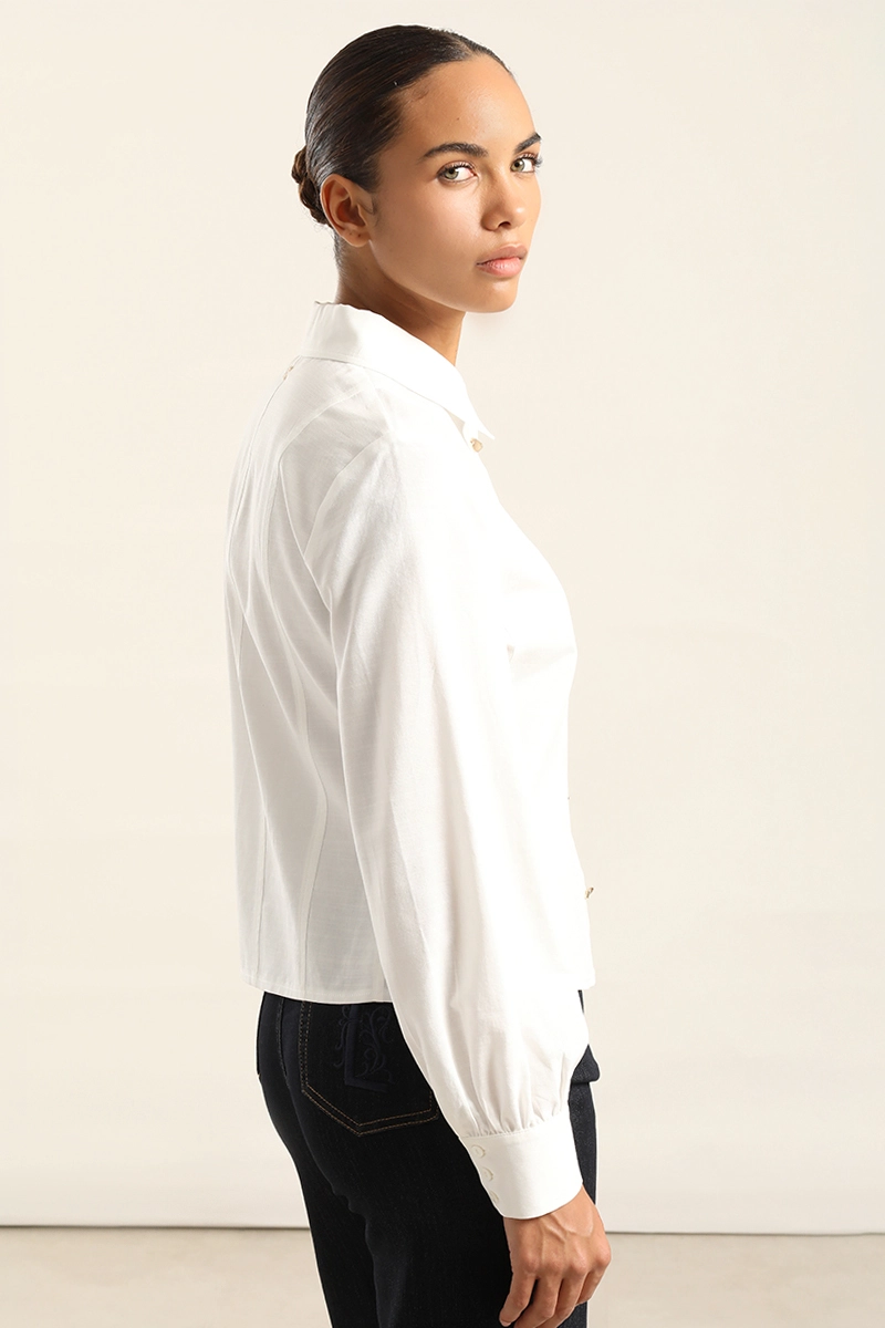 BLUSA ENTALLADA, BOTON FANTASIA, CRUDO LIOLA - 6