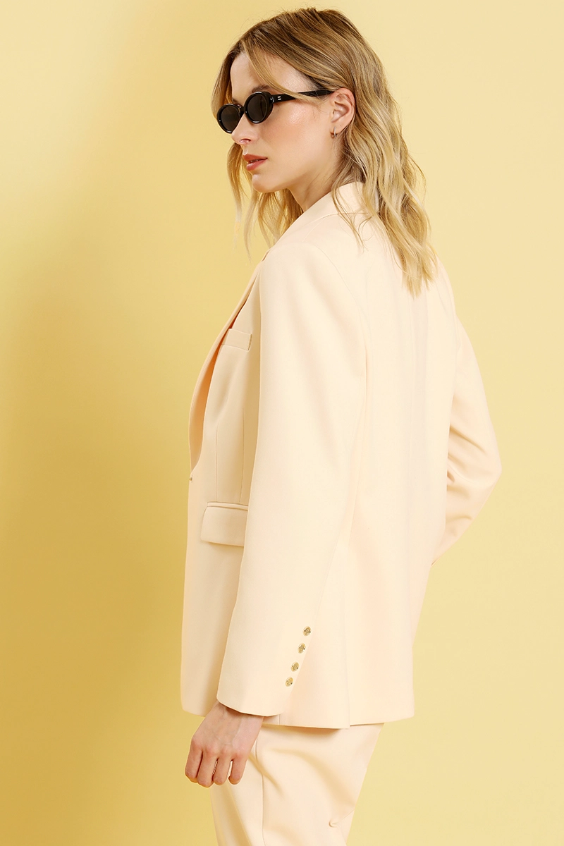 BLAZER  ENTALLADO, BROCHES FANTASIA, VAINILLA LIOLA - 6