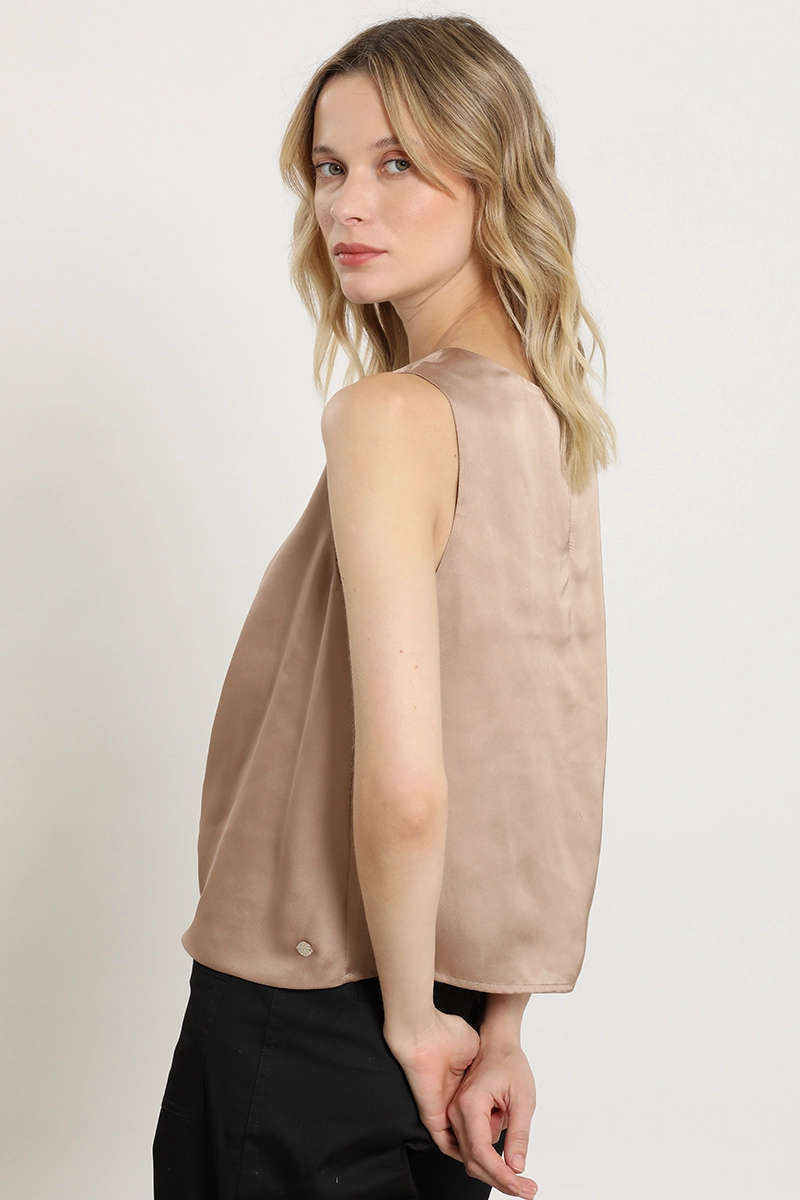 TOP SATINADA SIN MANGA, BEIGE LIOLA - 7