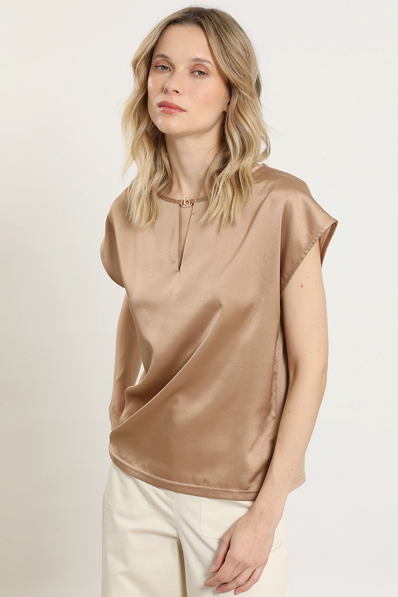 POLERA SATIN, HERRAJE METAL, BEIGE LIOLA - 4