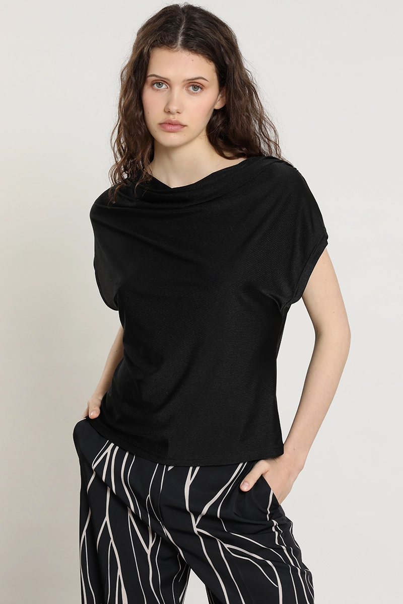 POLERA ESCOTE DRAPEADO, NEGRO LIOLA L