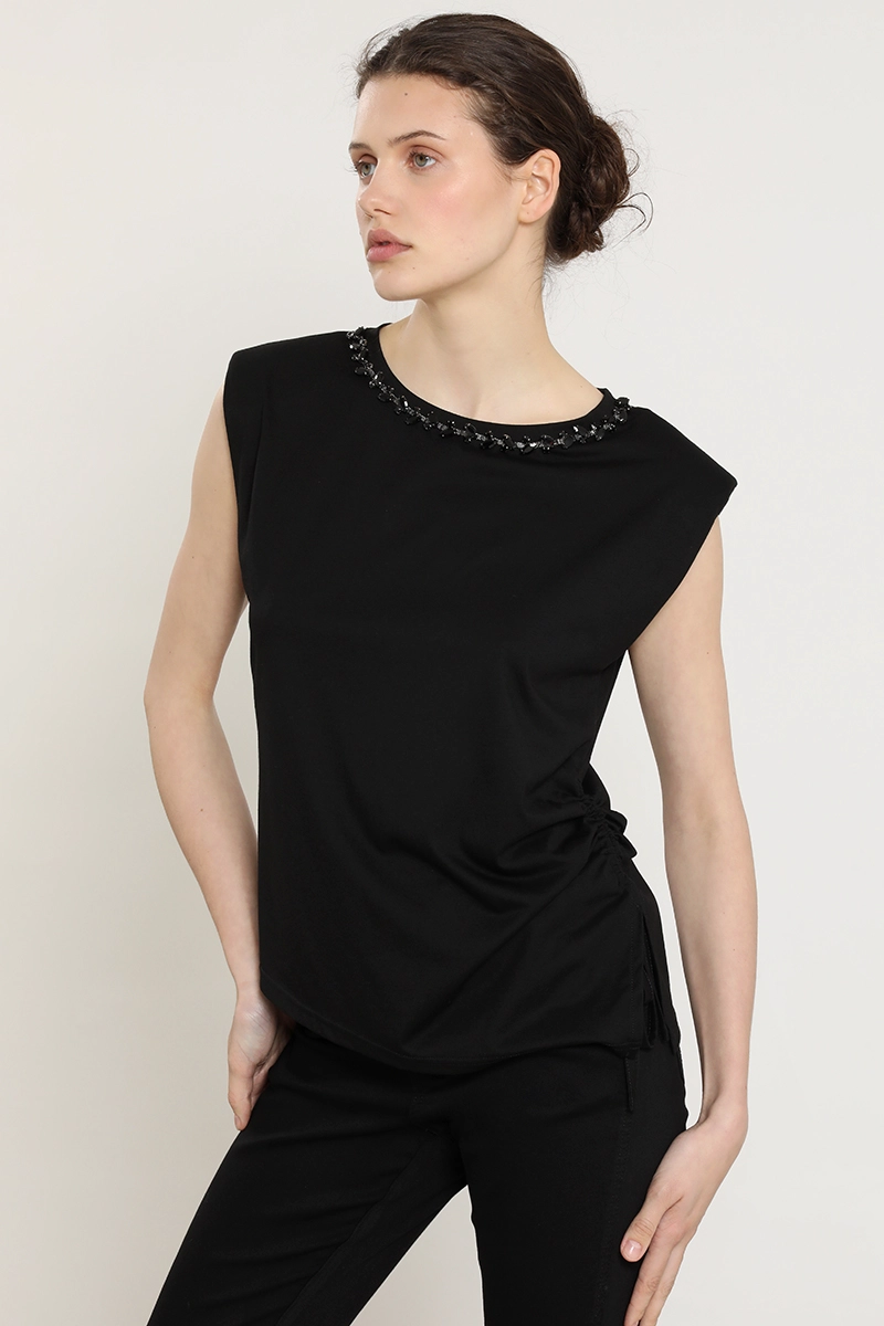 POLERA RECOGIDO, APLICACION CUELLO, NEGRO LIOLA - 1