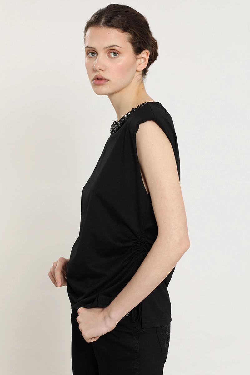 POLERA RECOGIDO, APLICACION CUELLO, NEGRO LIOLA - 4