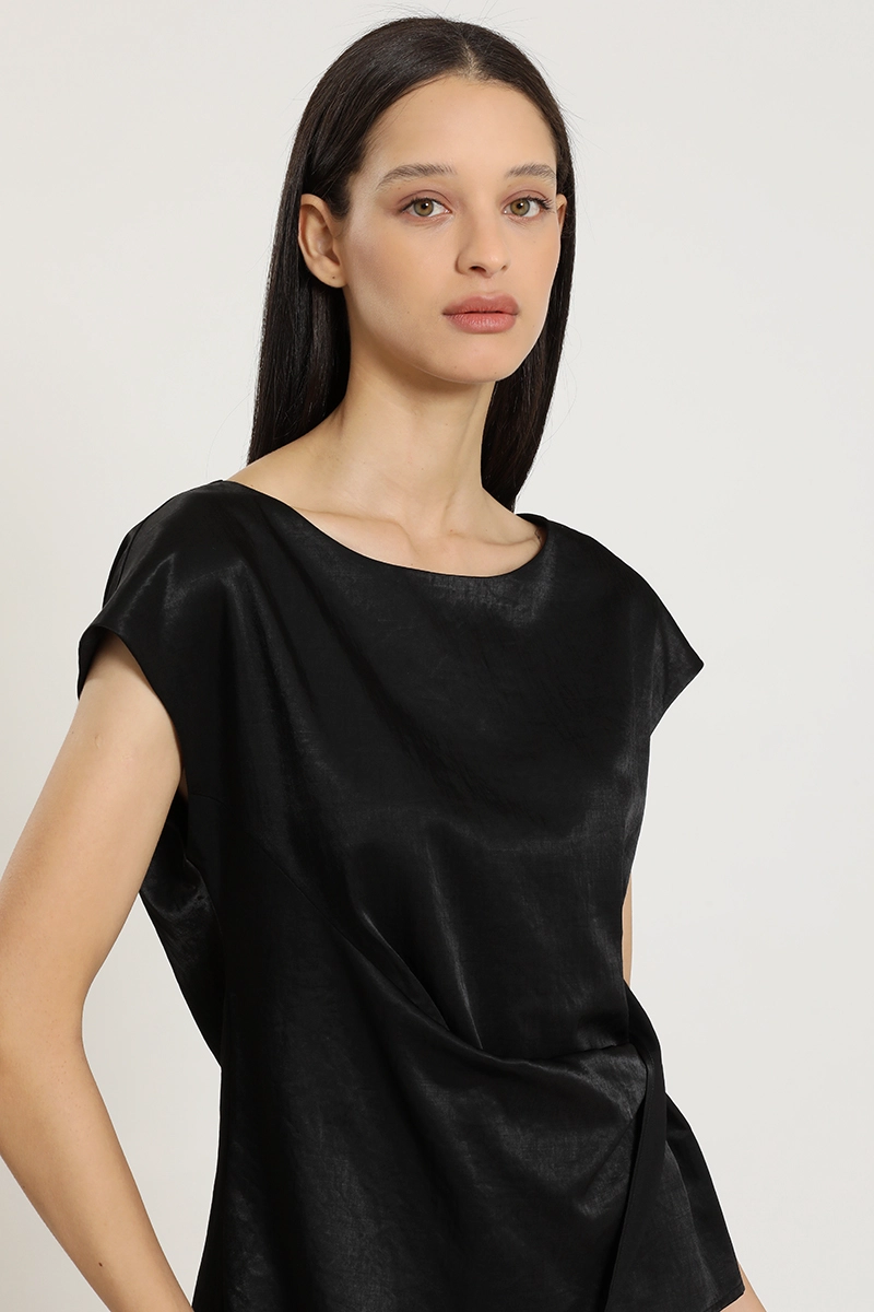 TOP SATINADO, TORCIDO ASIMETRICO, NEGRO LIOLA - 3