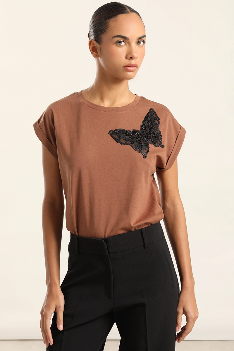 POLERA ALGODON, APLICACION MARIPOSA, CHOCOLATE LIOLA Cafe M