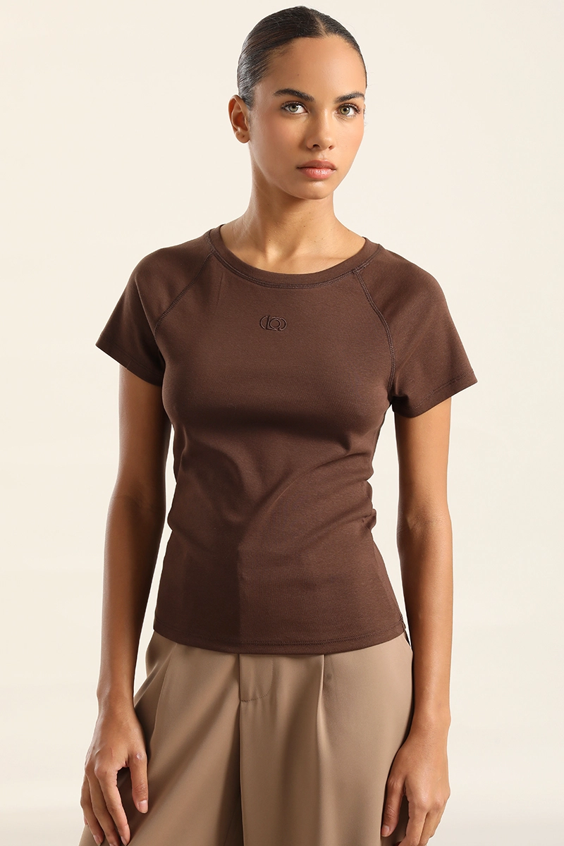 POLERA BASICA, LOGO LIOLA, CHOCOLATE LIOLA - 1