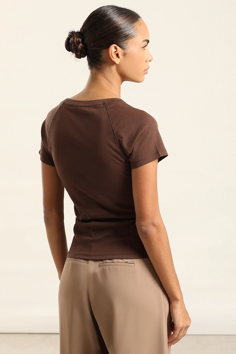 POLERA BASICA, LOGO LIOLA, CHOCOLATE LIOLA - 4