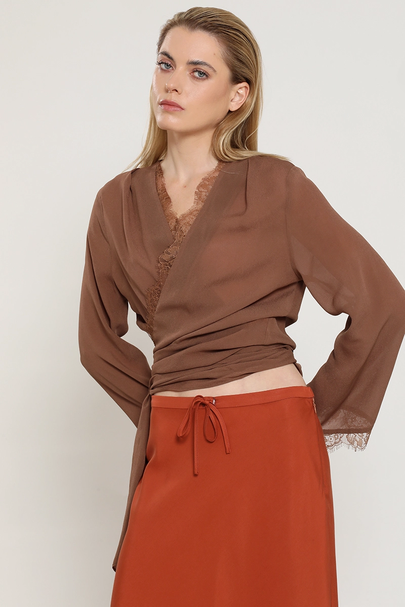 BLUSA ENVOLVENTE CON AMARRA, CAMEL LIOLA - 1