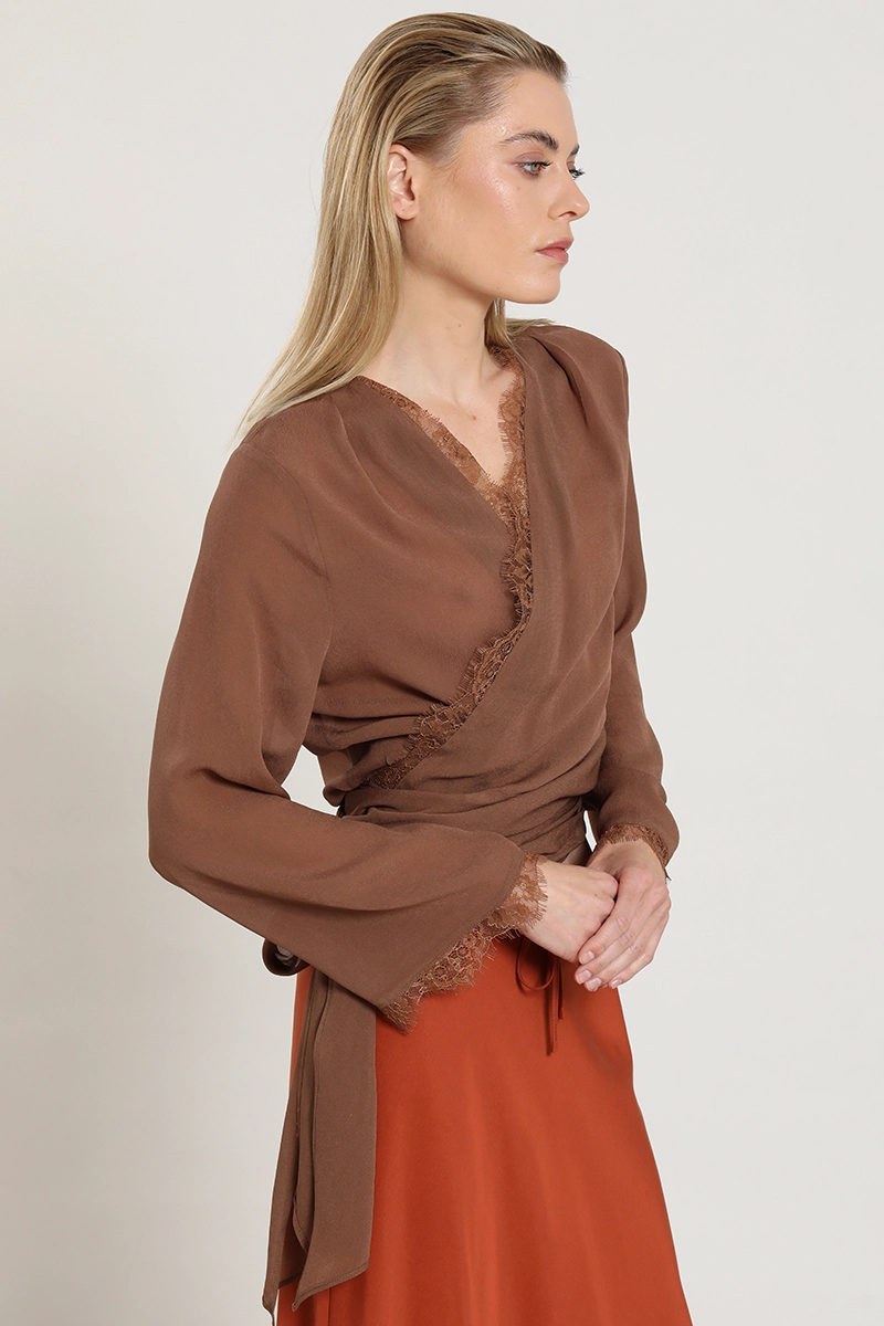 BLUSA ENVOLVENTE CON AMARRA, CAMEL LIOLA - 3