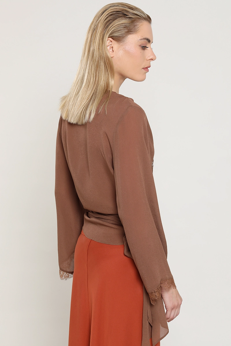 BLUSA ENVOLVENTE CON AMARRA, CAMEL LIOLA - 4