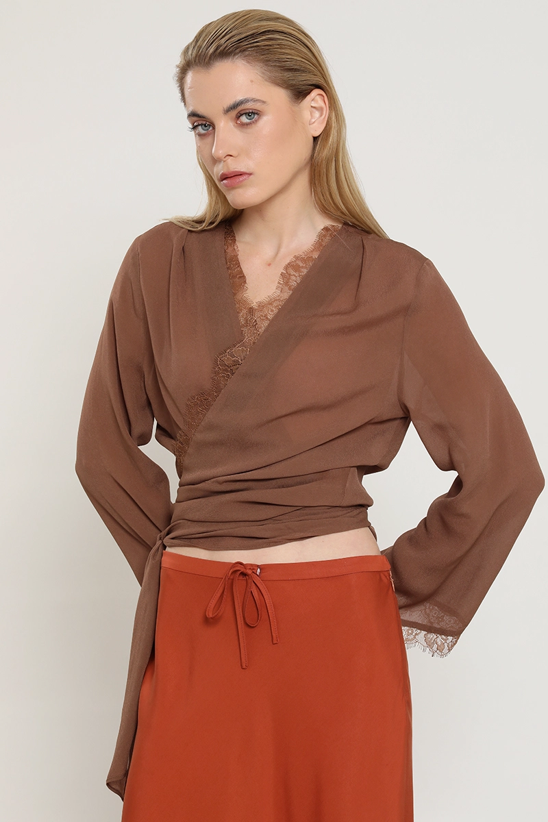 BLUSA ENVOLVENTE CON AMARRA, CAMEL LIOLA - 5