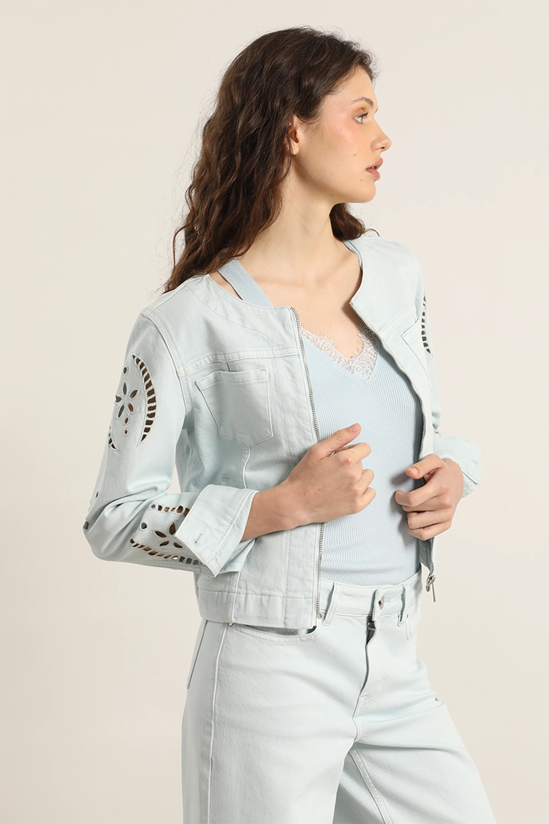 CHAQUETA JEANS COLOR, BORDADO, CELESTE LIOLA - 4
