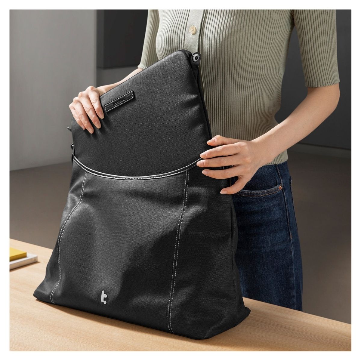 TOMTOC BOLSO TOTE VERSATILE-T28 + FUNDA NOTEBOOK 14' - NEGRO - 5